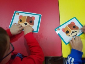 Empleamos PLAYDOUGH MATS de la diseñadora gráfica Beck Clarke para trabajar los contenidos de la Unidad 1: las partes de la cara. Como siempre en Golden Gate aprendemos y nos divertimos.